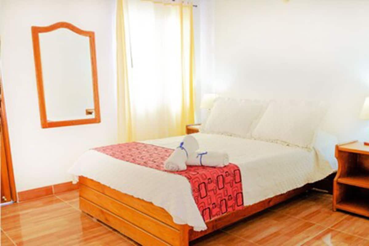 Quarto casal | Cofres nos quartos, escrivaninha, berços grátis, Wi-Fi de cortesia