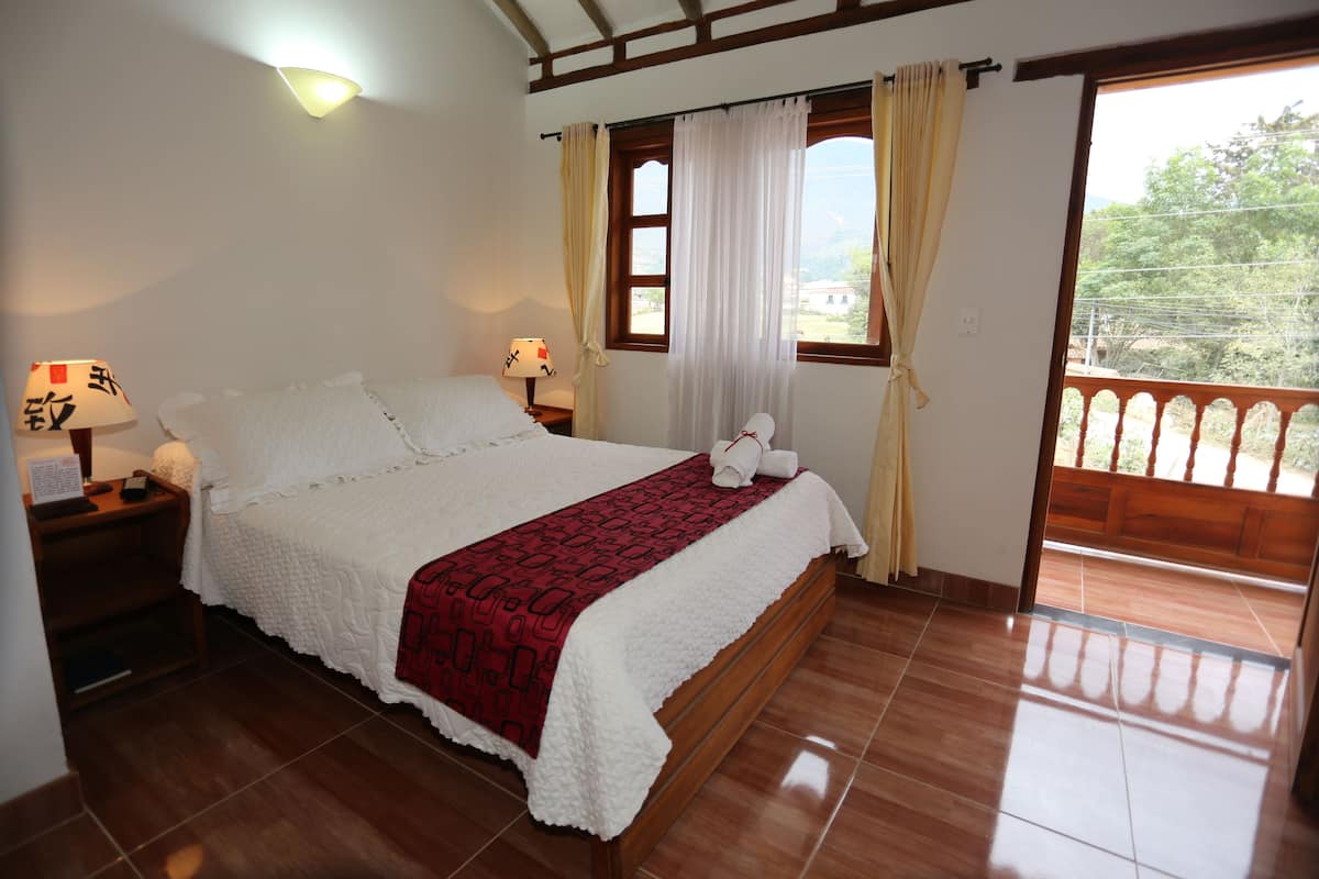 Quarto casal, sacada | Cofres nos quartos, escrivaninha, berços grátis, Wi-Fi de cortesia