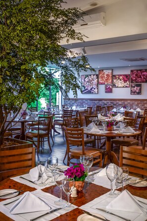 2 restaurantes; se sirven desayunos, comidas y cenas