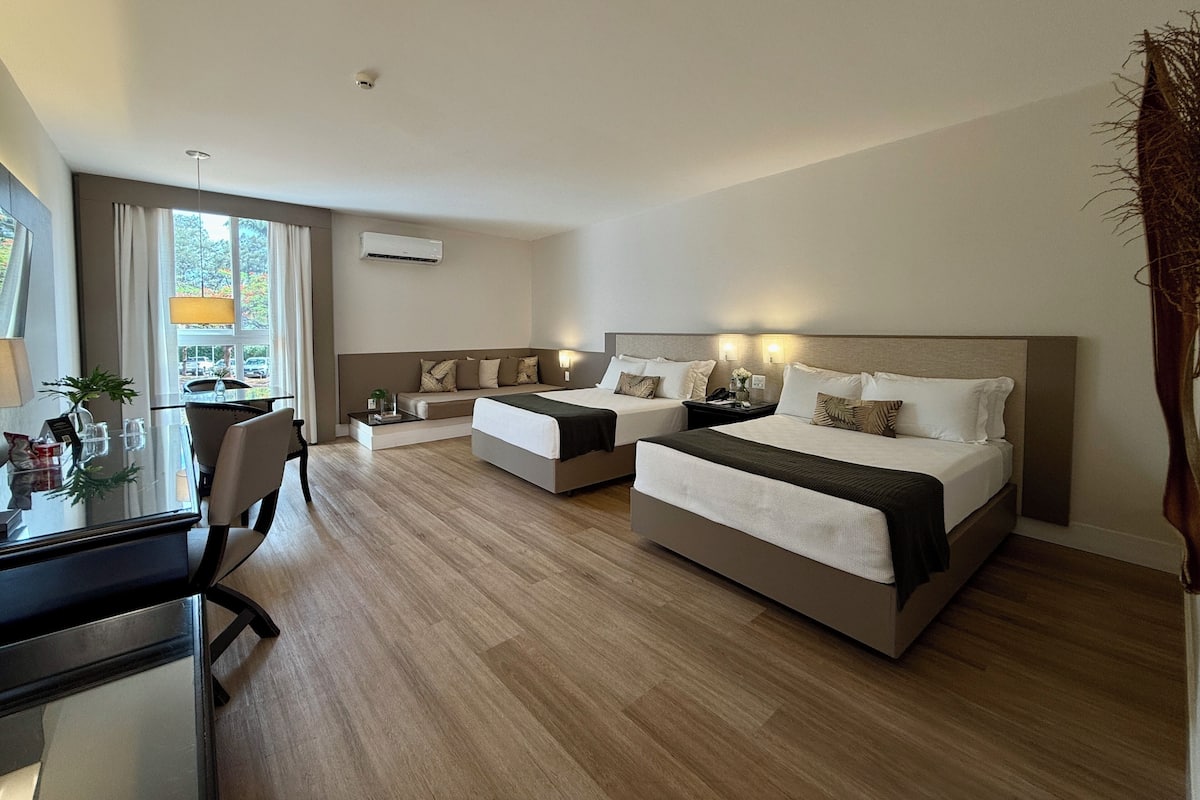 Luxo 2 Camas Casal + 1 Cama Solteiro | Sängtillbehör av högsta kvalitet och minibar