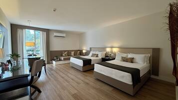 Luxo 2 Camas Casal + 1 Cama Solteiro | Premium bedding, minibar, in-room safe, soundproofing