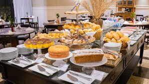 Una mesa de buffet con diversos postres y pan a la vista.