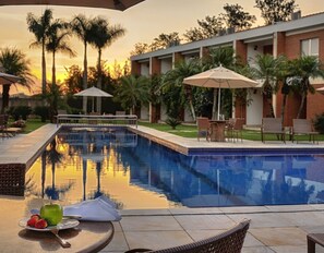 4 outdoor pools