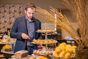 Här finns 2 restauranger som serverar frukost.