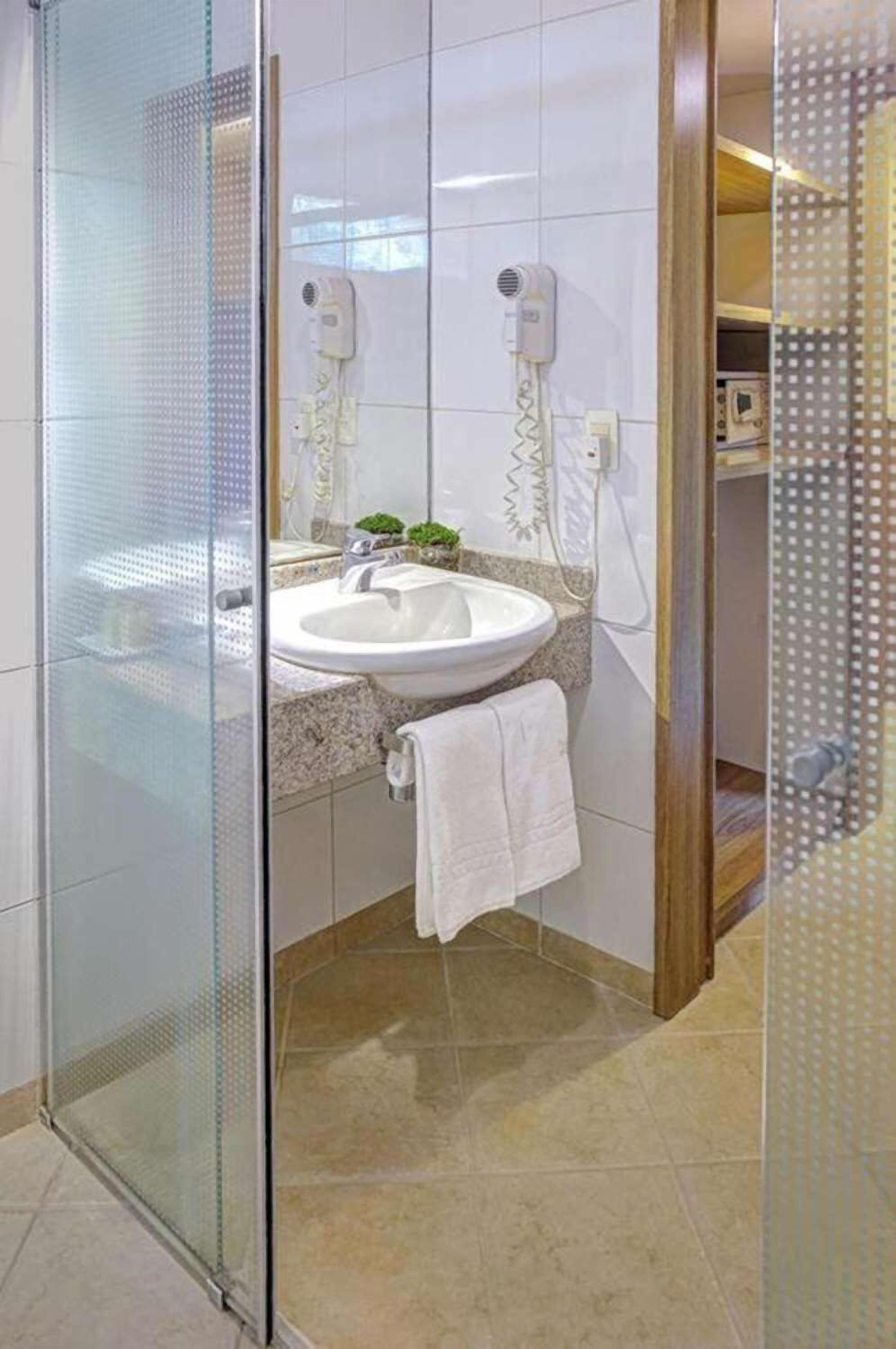 standard cama queen | bathroom | separate bathtub and shower, jetted bath, eco-friendly toiletries