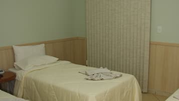 Quarto duplo econômico | Frigobar, escrivaninha, Wi-Fi de cortesia