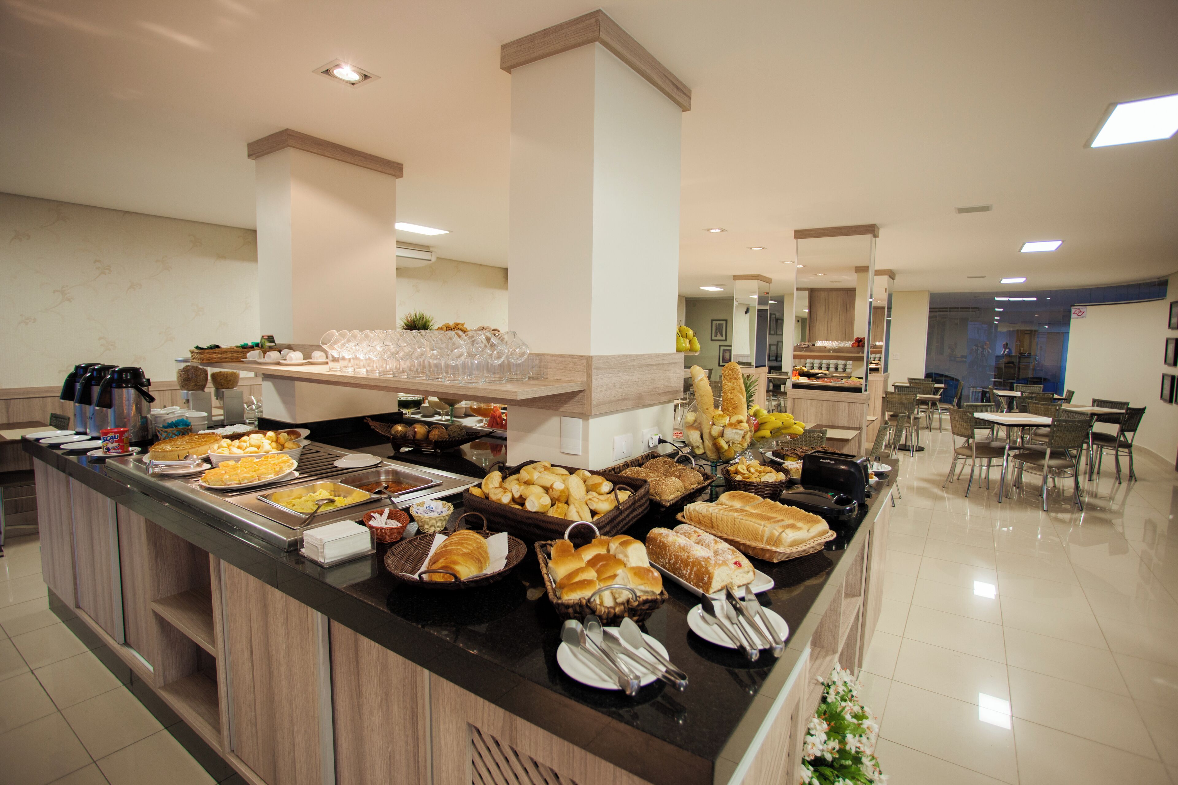 Un área de bufé con diferentes alimentos y utensilios.