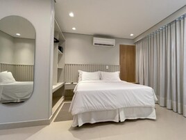 Apartamento Luxo Casal + 1 | Premium bedding, laptop workspace, blackout drapes, free WiFi