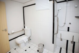 Un baño con inodoro, bidé y ducha.