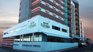 Un hotel de diseño moderno, con el logotipo de Estoril destacado en la fachada.