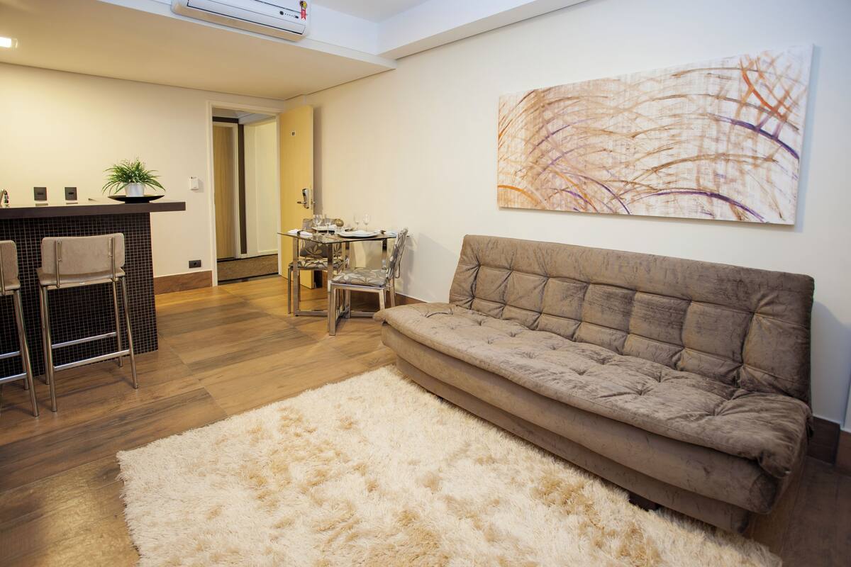 suíte premium | living room | 43-inch smart tv with cable channels