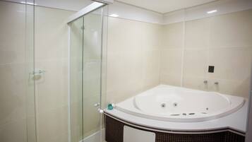 Suíte Premium | Banheira de hidromassagem particular