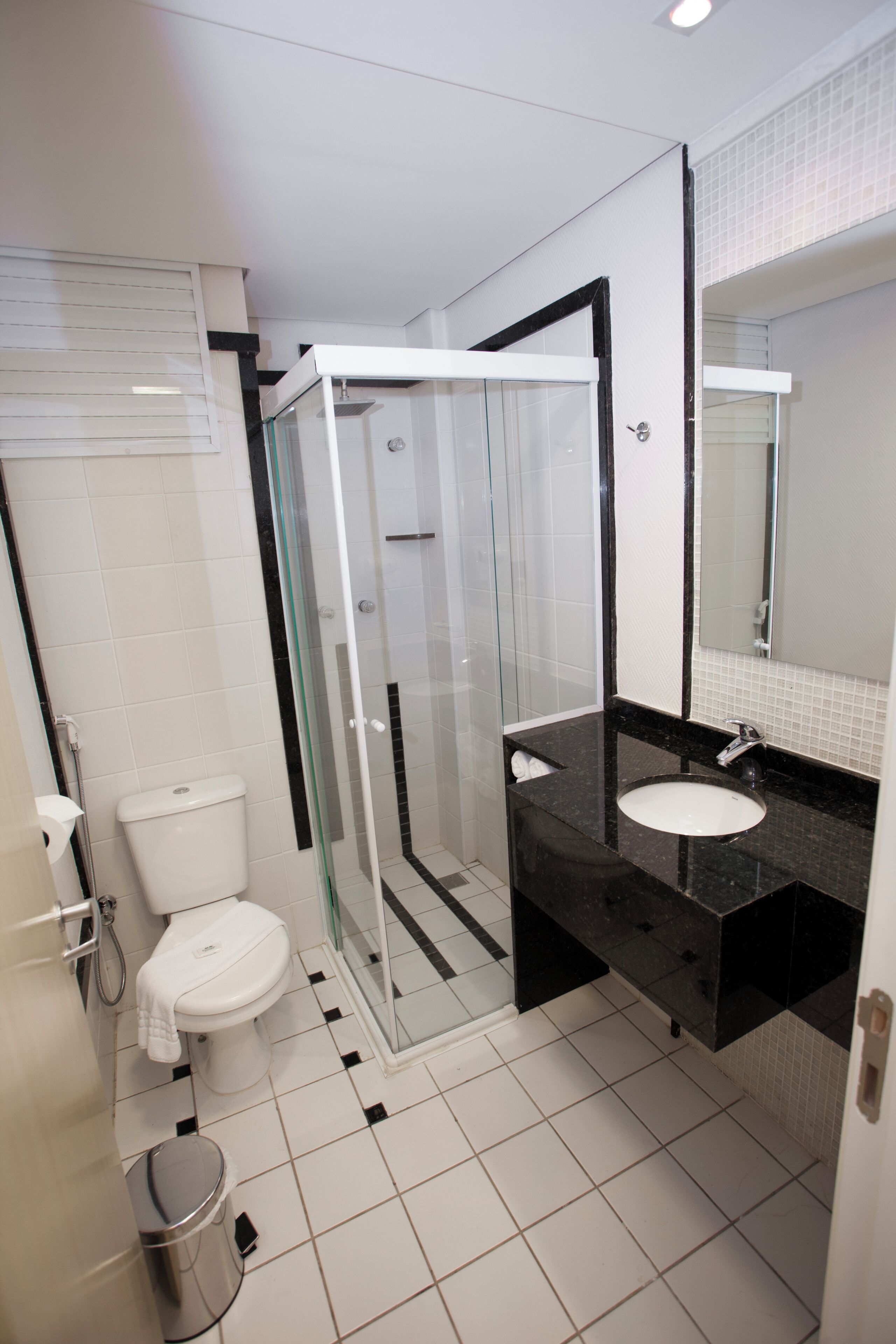 apartamento premium triplo | bathroom | hair dryer, towels, soap, shampoo