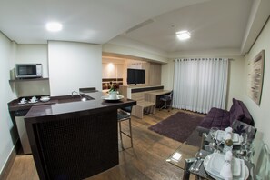 Suíte Premium | Premium bedding, laptop workspace, blackout drapes, free WiFi - Estoril Hotel Marília (Marilia)