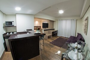 Ropa de cama de alta calidad y espacio para trabajar con laptop 