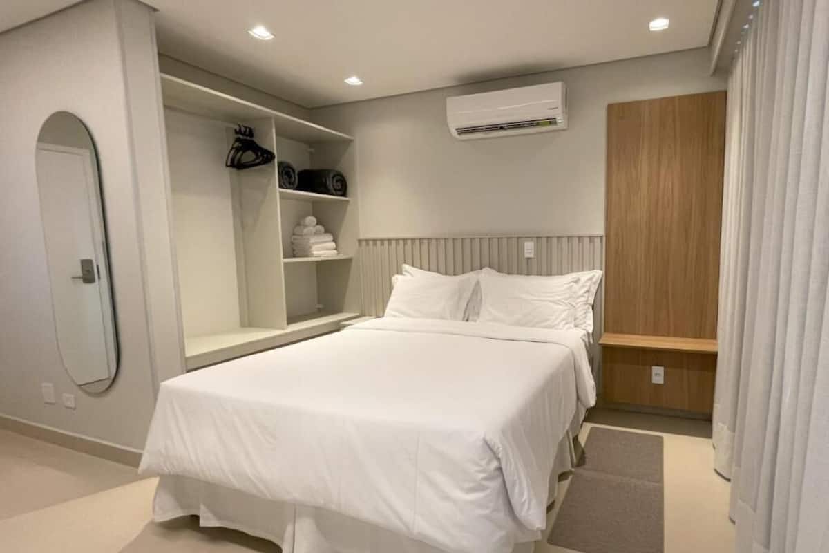 Apartamento Luxo Casal + 1 | Premium bedding, laptop workspace, blackout curtains, free WiFi
