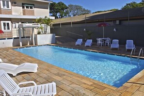 Outdoor pool, open 10:00 AM to 6:00 PM, sun loungers - Villa Verde Apart Hotel (Avare)