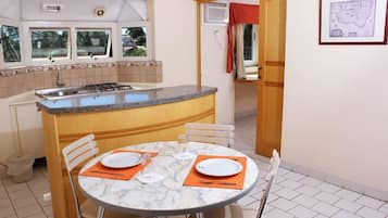 Room (Flat ) | Laptop workspace, blackout drapes, free WiFi, bed sheets