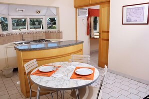 Room (Flat ) | Laptop workspace, blackout drapes, free WiFi, bed sheets - Villa Verde Apart Hotel (Avare)