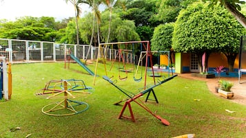 Una piscina techada, una piscina al aire libre