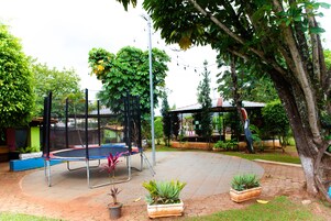 Una piscina techada, una piscina al aire libre