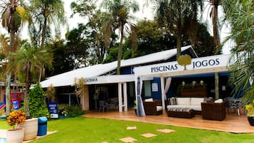 Una piscina cubierta, una piscina al aire libre