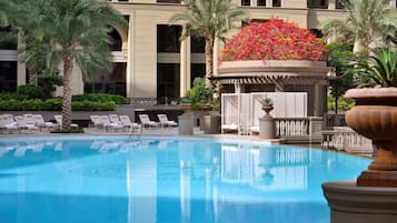 3 buitenzwembaden, ligstoelen bij het zwembad