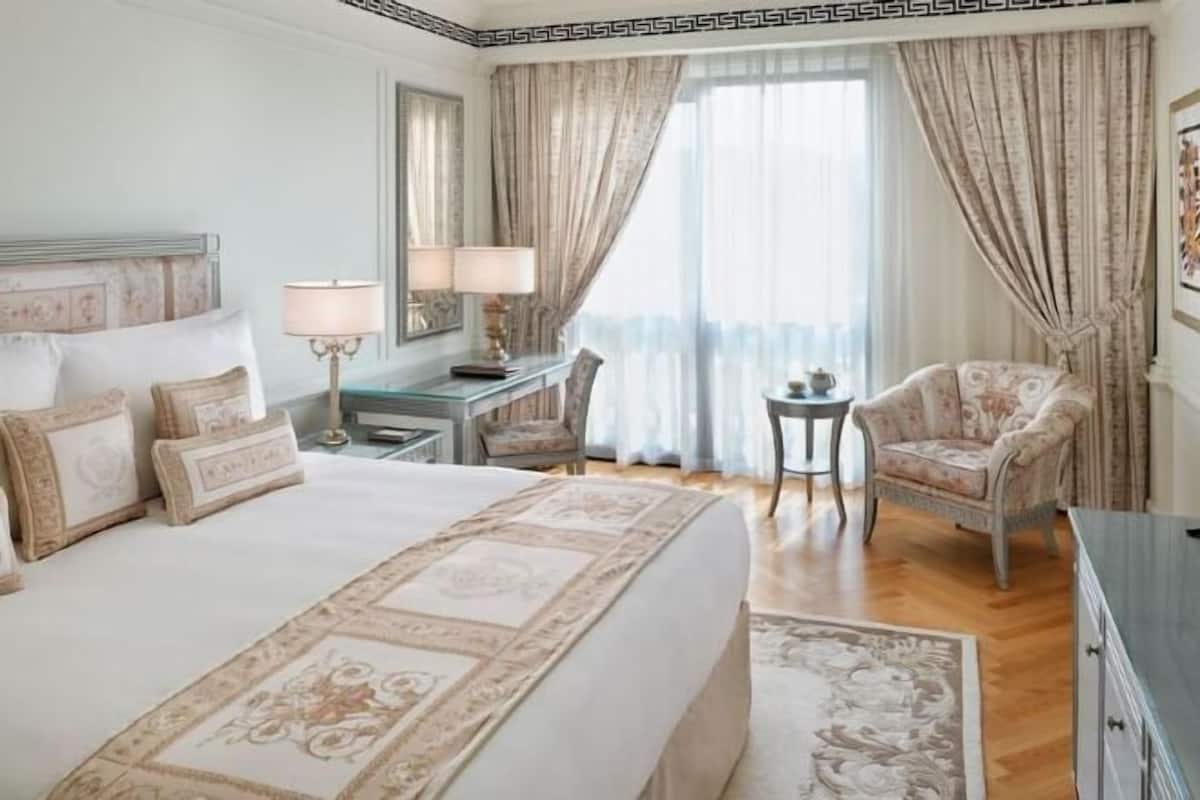 Frette Italian sheets, premium bedding, pillow-top beds, minibar