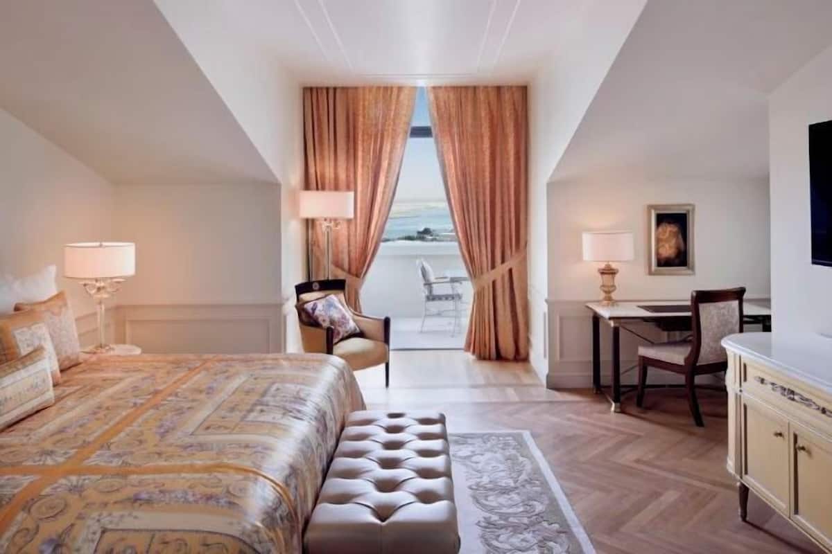 Frette Italian sheets, premium bedding, pillow-top beds, minibar