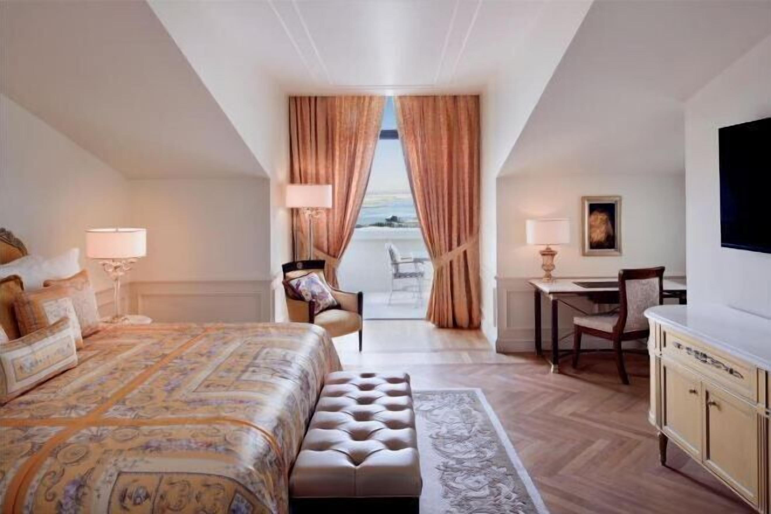 Frette Italian sheets, premium bedding, pillow-top beds, minibar