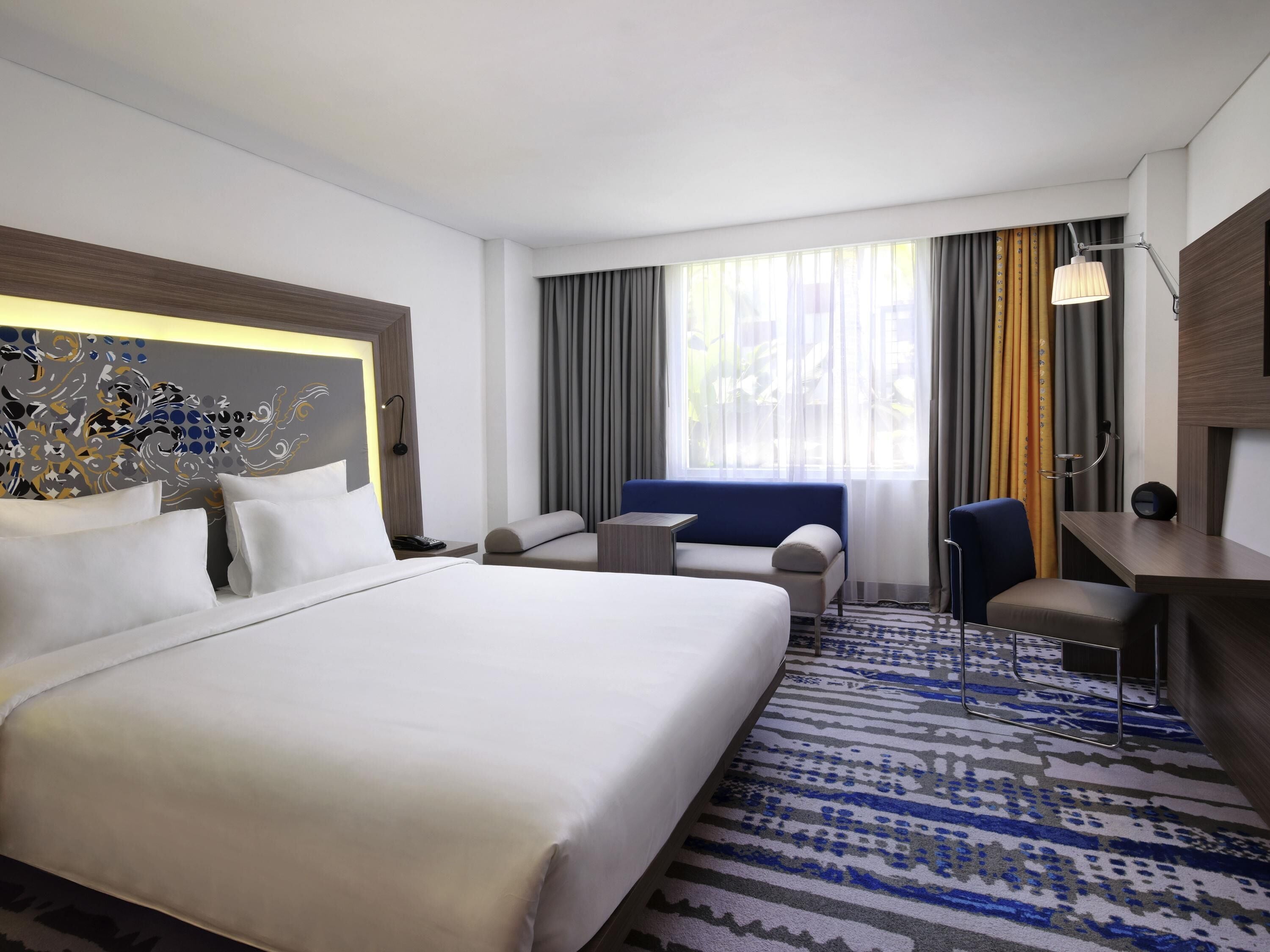 Executive Room, 1 King Bed (Free Access to Premiere Lounge) | Minibar, in-room safe, desk, laptop workspace