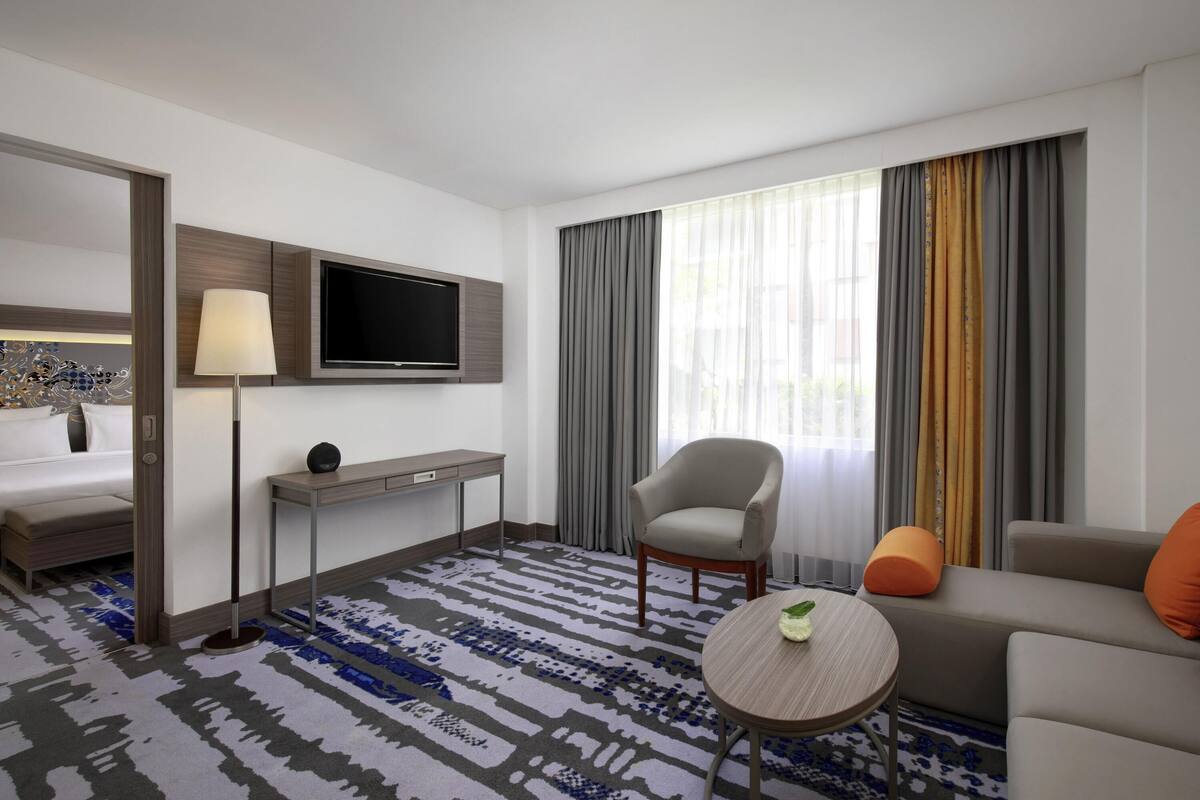 Suite, 1 cama matrimonial y sofá cama (Free Access to Premiere Lounge) | Minibar, caja de seguridad en la habitación y escritorio