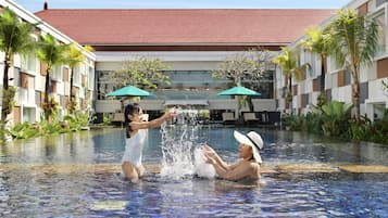 حمّام سباحة خارجي، مظلات على حمّام السباحة، مقاعد للتشمس