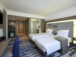 Executive Room, 2 Katil Bujang (Single) (Free Access to Premiere Lounge) | Bar mini, peti besi dalam bilik, meja, ruang kerja komputer riba 