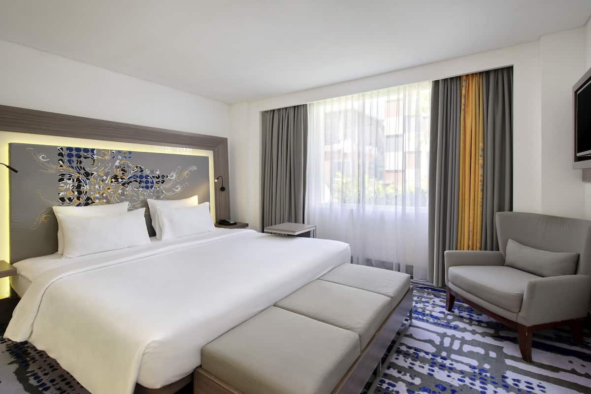 Suite, 1 Double Bed with Sofa bed (Free Access to Premiere Lounge) | Minibar, in-room safe, desk, laptop workspace
