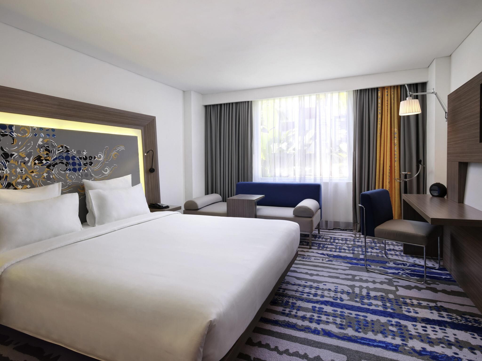 Executive Room, 1 King Bed (Free Access to Premiere Lounge) | Minibar, in-room safe, desk, laptop workspace