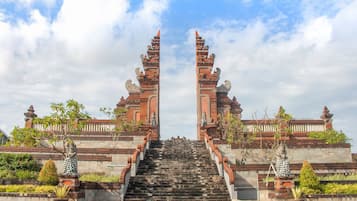 Una escalera que conduce a la entrada de un templo, con estatuas a ambos lados.