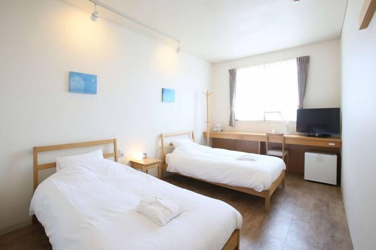 Safe på rommet, skrivebord, wi-fi (inkludert) og sengetøy