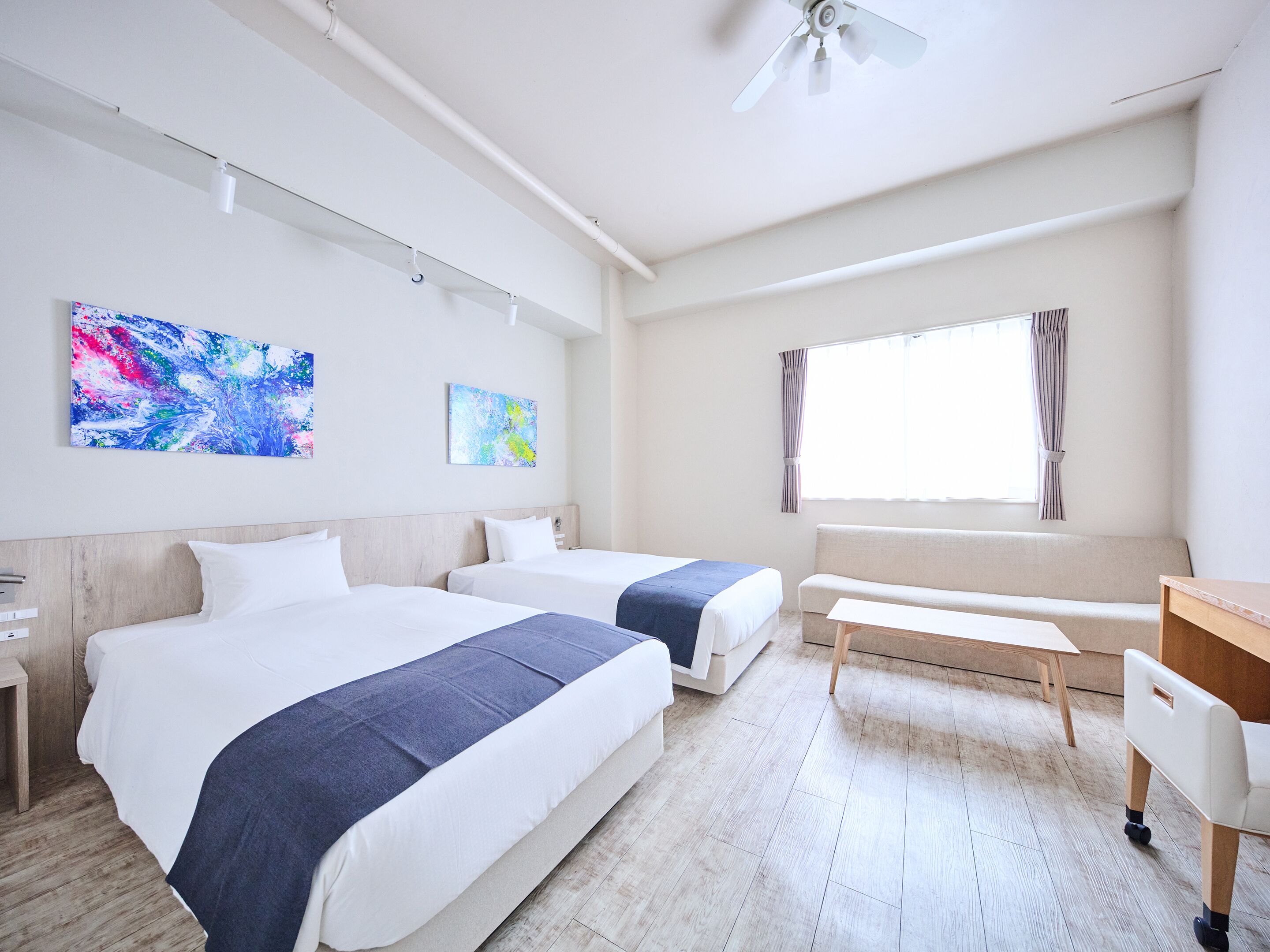 Premium Twin Room, Non Smoking | Peti besi dalam bilik, meja, Wi-fi percuma, cadar katil 