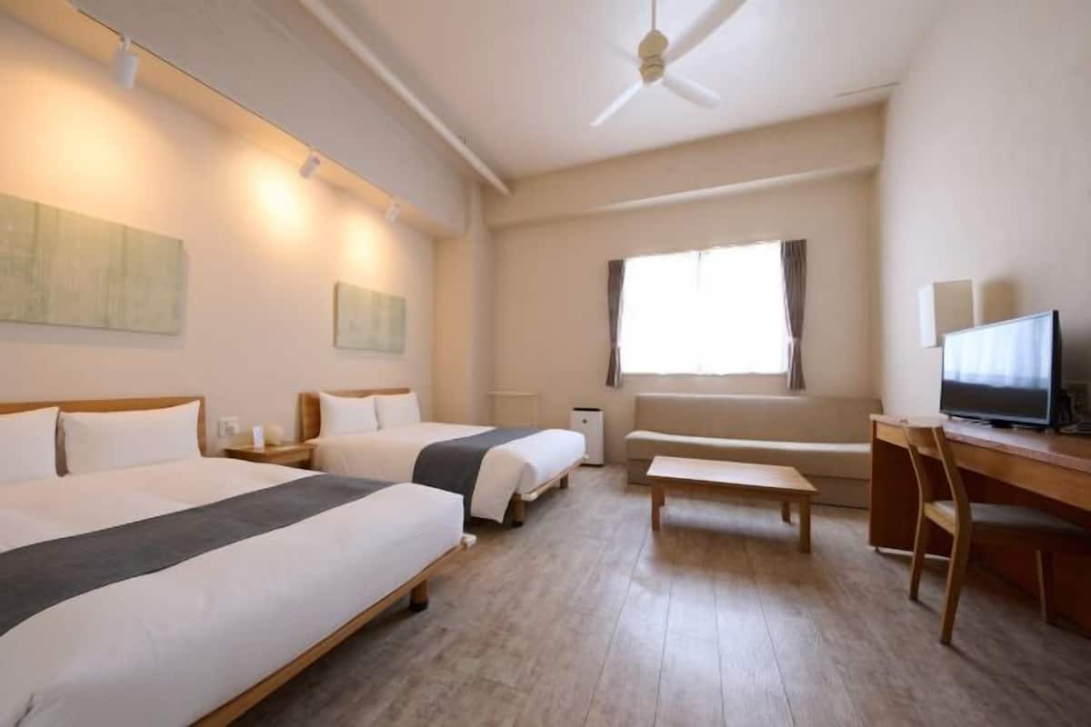 Safe på rommet, skrivebord, wi-fi (inkludert) og sengetøy