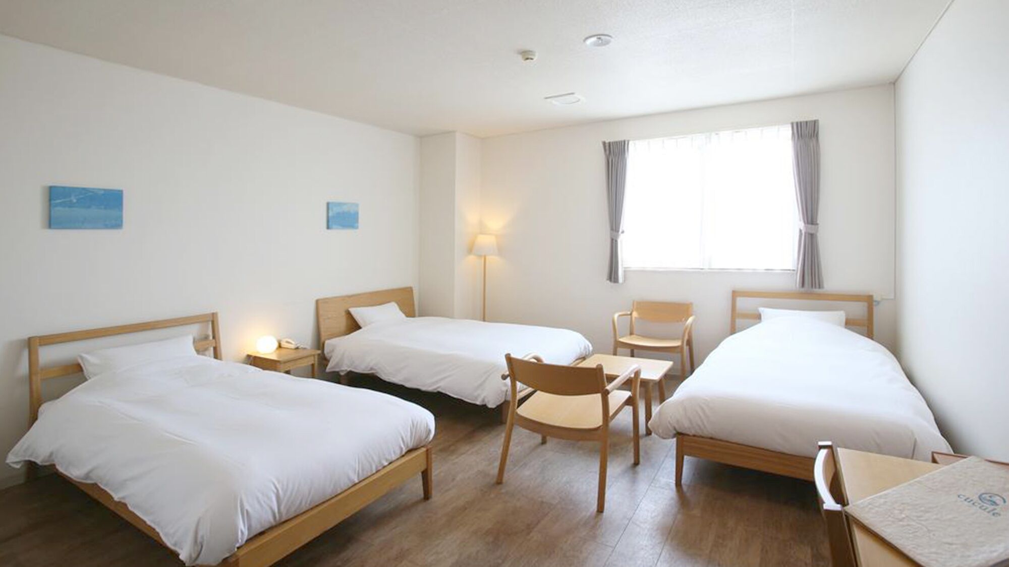 Cofres nos quartos, escrivaninha, Wi-Fi de cortesia, roupa de cama