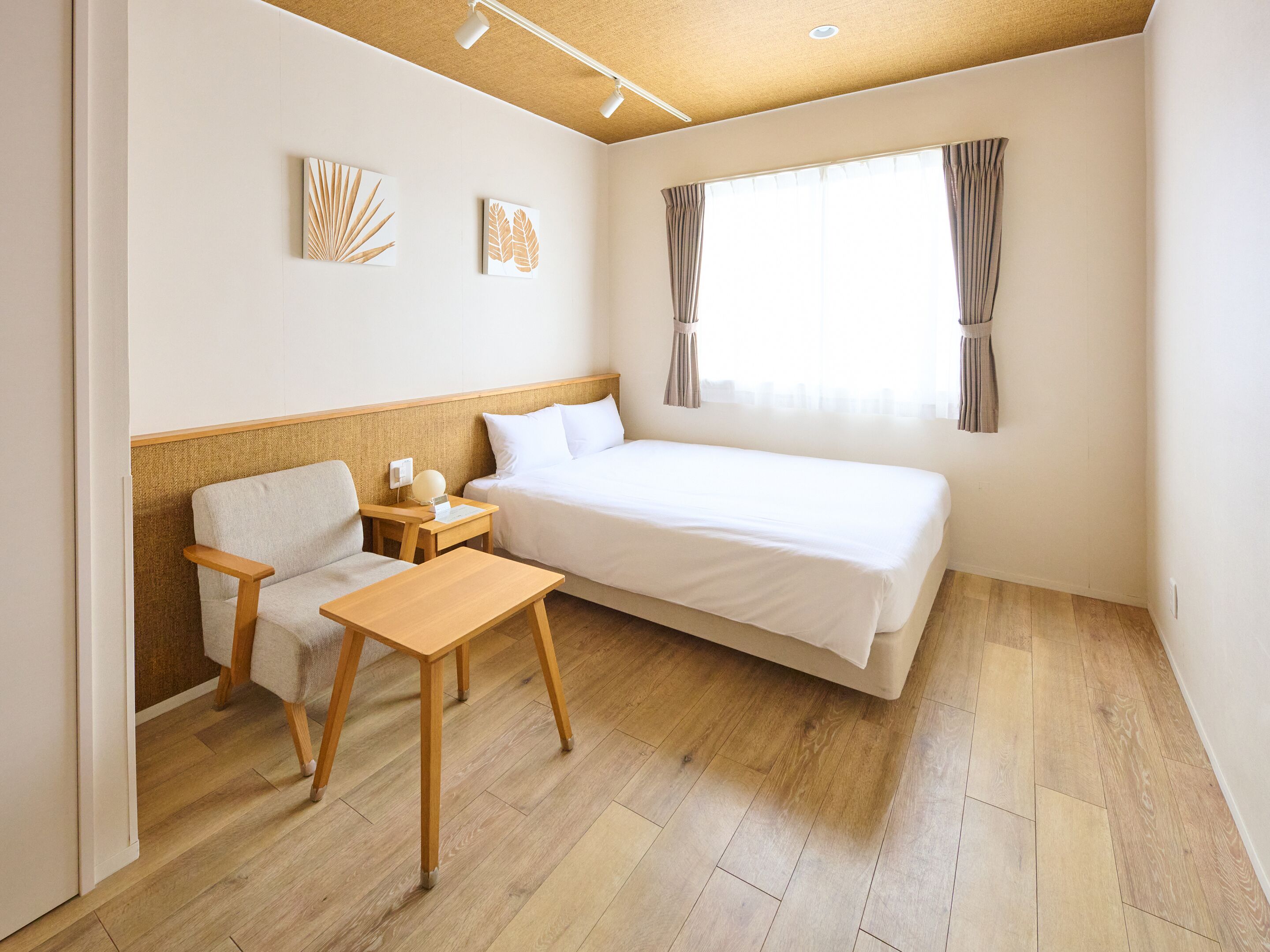 Peti besi dalam bilik, meja, Wi-fi percuma, cadar katil 