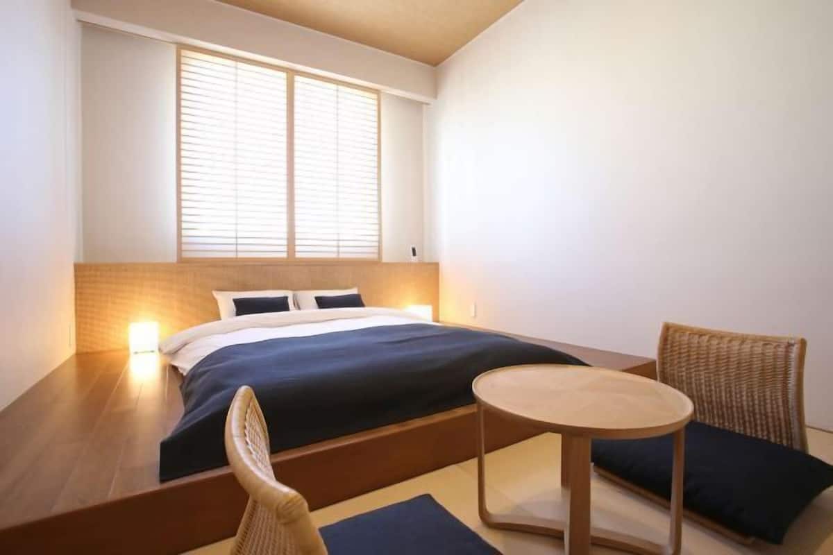 Safe på rommet, skrivebord, wi-fi (inkludert) og sengetøy