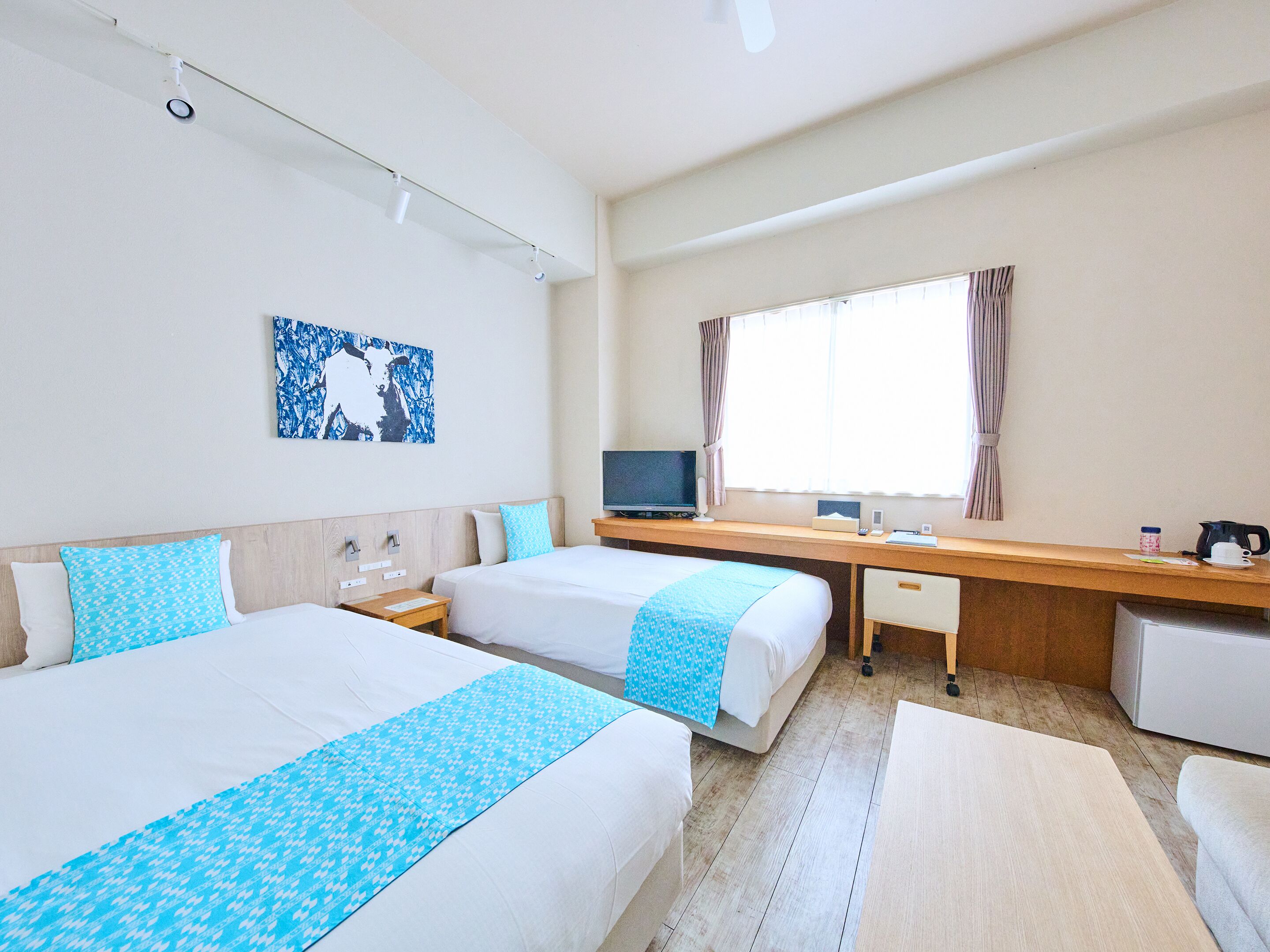 Peti besi dalam bilik, meja, Wi-fi percuma, cadar katil 