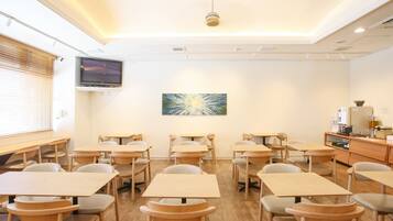 Petit déjeuner buffet (1500 JPY par personne)