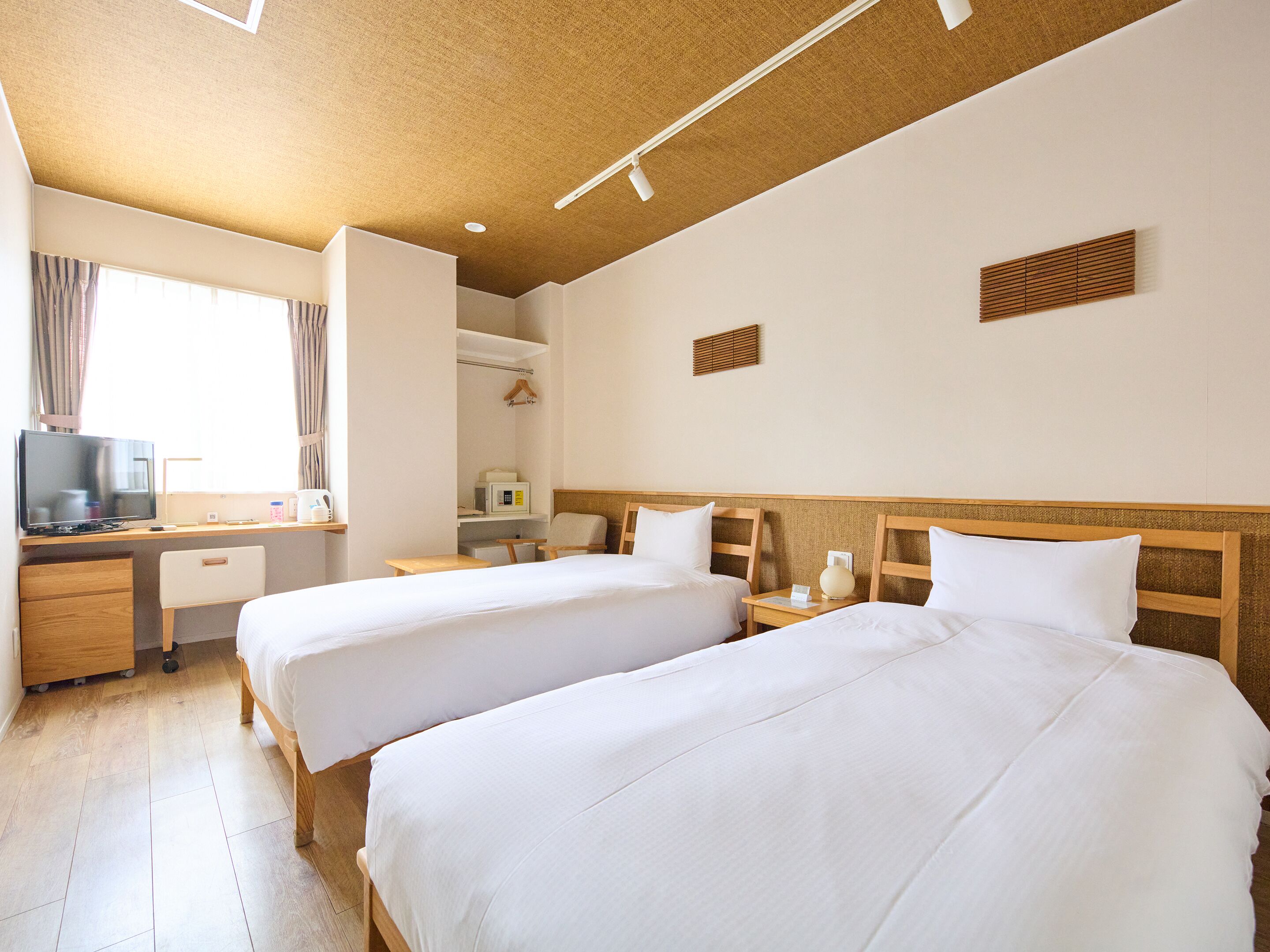 Peti besi dalam bilik, meja, Wi-fi percuma, cadar katil 