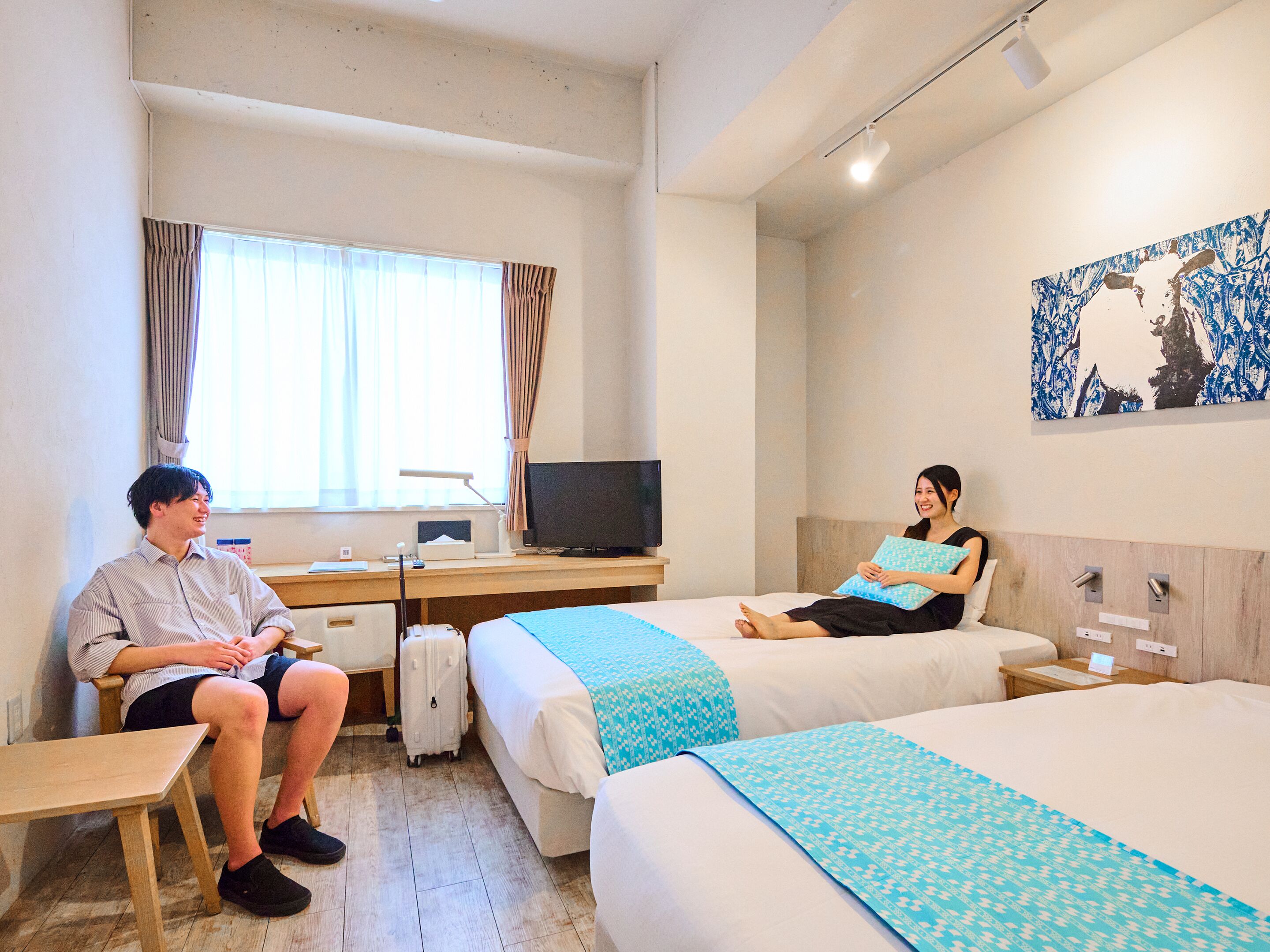 Superior Twin Room, Non Smoking (22 sqm,housekeeping every 3 nights) | Peti besi dalam bilik, meja, Wi-fi percuma, cadar katil 