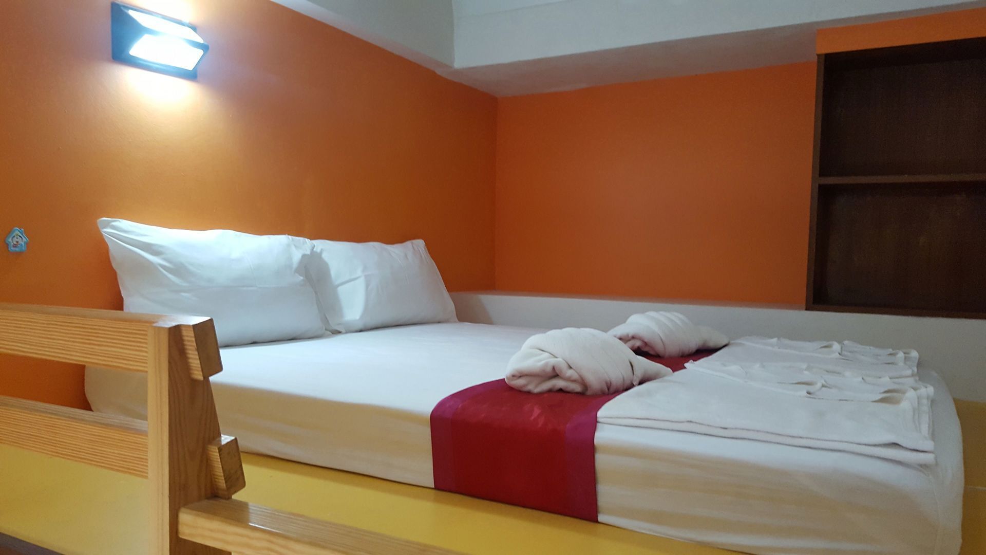 Ylelliset vuodevaatteet, pillowtop-patjalliset sängyt, minibaari