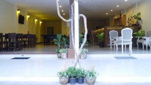 A lobby with a piano, seating area, and potted plants. - Golden Moon Aonang (Krabi)