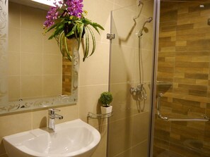 Dusche, kostenlose Toilettenartikel, Haartrockner, Handtücher